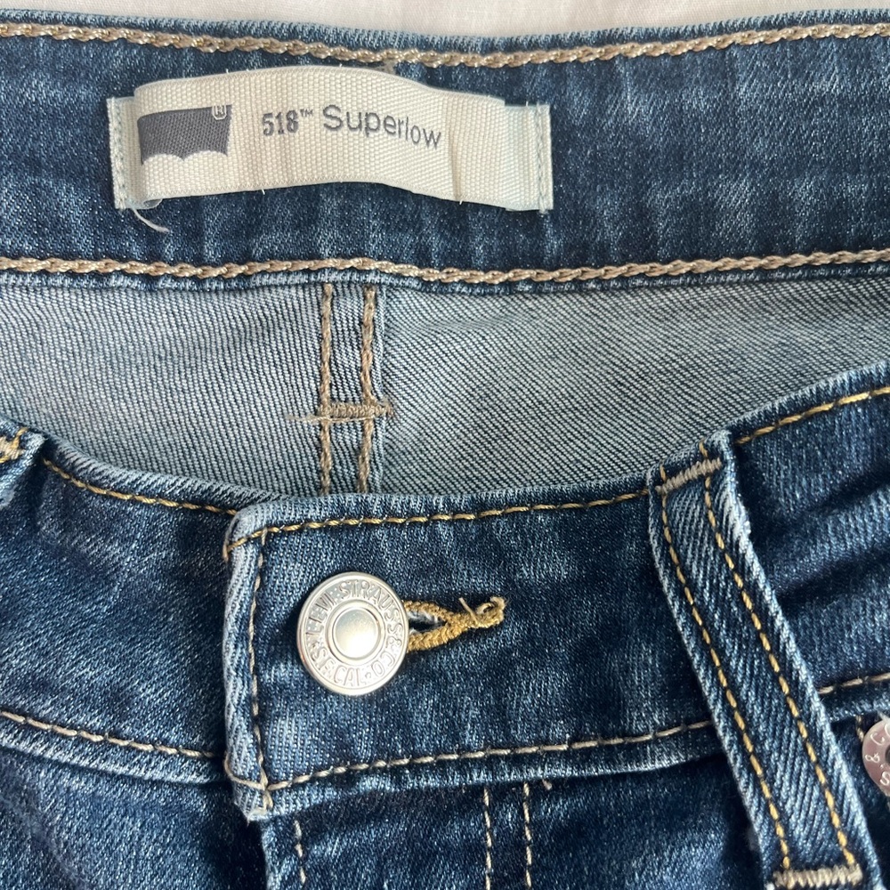Levi's Women's Classic Straight Leg Denim Jeans - Picture 2 of 5